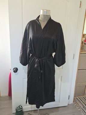 NWT Victoria's Secret Black Satin Robe, SIZE XS/S
